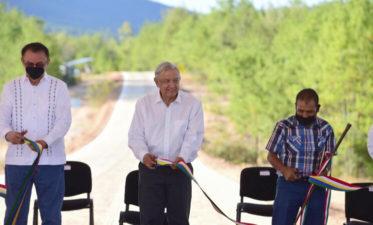 Presidente inaugura camino rural en Santiago Nejapilla, Oaxaca; programa de Caminos a Cabeceras Municipales reactiva la economía, afirma