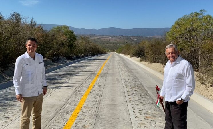 Presidente recorre camino rural en Santa Ana, Oaxaca