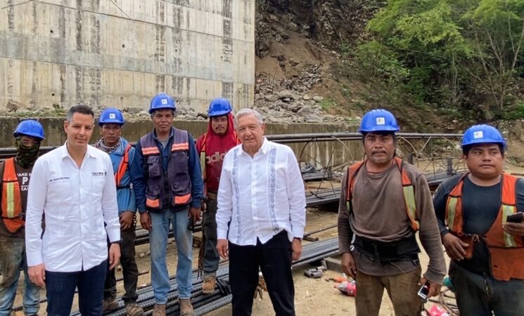 Presidente reconoce a trabajadores de la construcción en supervisión de obra de autopista Puerto Escondido-Oaxaca