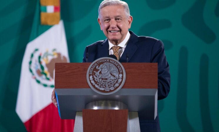 Presidente planteará al Banco de México usar recursos del FMI para pago de deuda externa