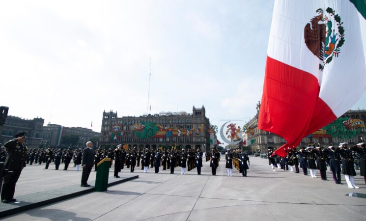 Presidente encabeza Desfile Cívico Militar por 211 Aniversario del inicio de la Independencia de México