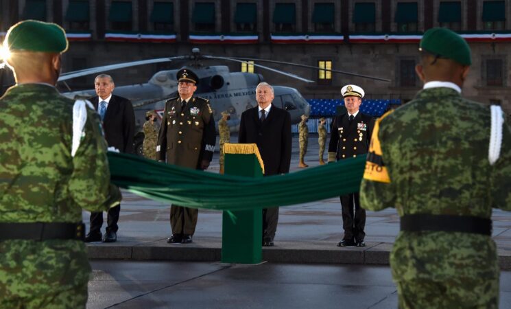 Presidente iza bandera en honor a las víctimas de los sismos de 1985 y 2017