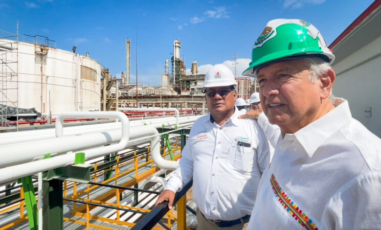 Presidente recorre refinerías de Minatitlán y Dos Bocas; contribuirán a la autosuficiencia energética, afirma