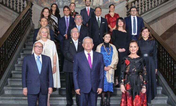 Presidente recibe en Palacio Nacional a representantes de la Misión Exterior