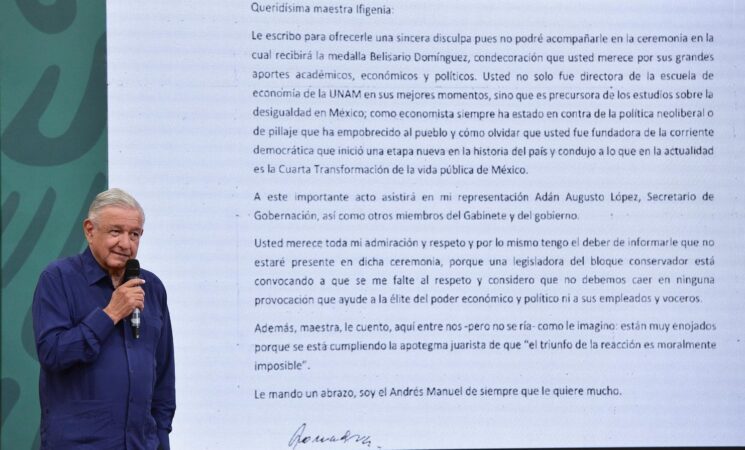 Presidente felicita a Ifigenia Martínez por Medalla Belisario Domínguez