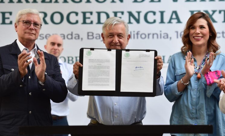 Presidente firma acuerdo para regularizar vehículos usados provenientes del extranjero