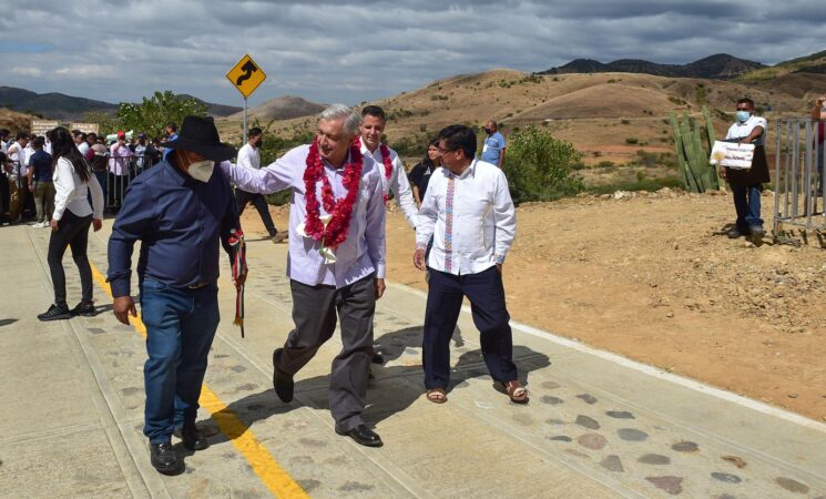 Presidente inaugura camino a San Jerónimo Taviche en Oaxaca; obra demuestra que se puede gobernar con el pueblo, afirma