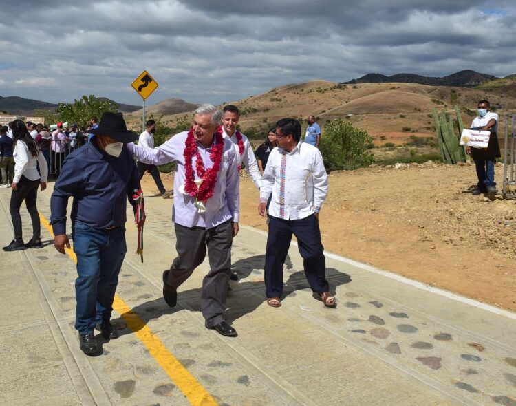 Presidente inaugura camino a San Jerónimo Taviche en Oaxaca; obra demuestra que se puede gobernar con el pueblo, afirma