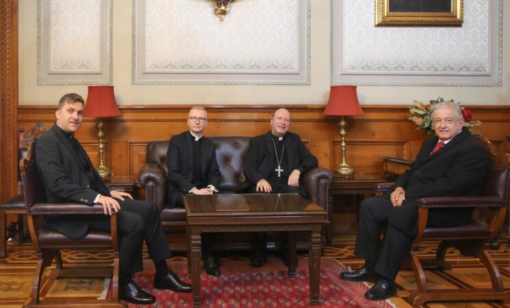 Presidente recibe a representantes de la iglesia católica en Palacio Nacional