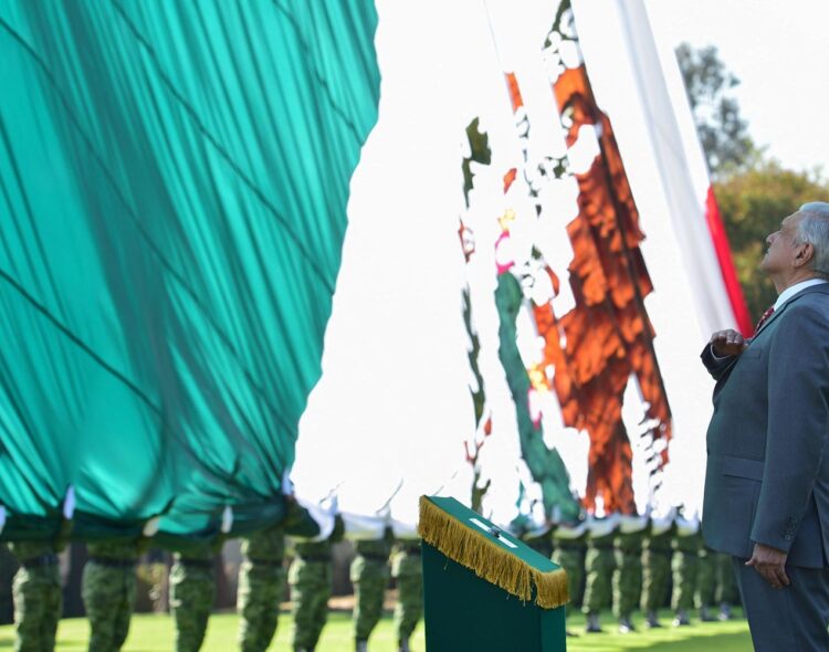 Presidente conmemora Día de la Bandera en Campo Marte