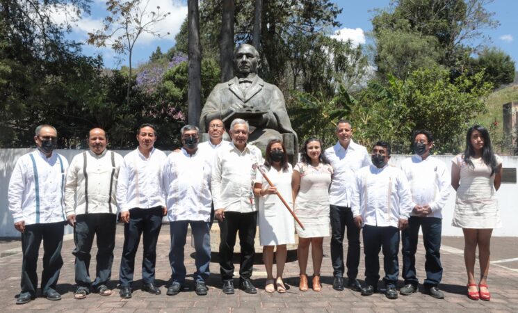 Presidente rinde homenaje a Benito Juárez a un día del 216 aniversario de su natalicio; Oaxaca tendrá sendero en su honor, anuncia