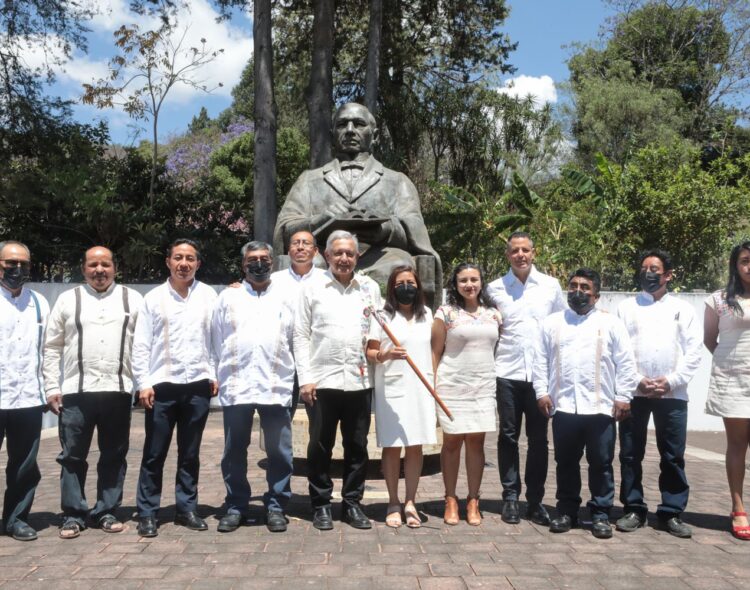 Presidente rinde homenaje a Benito Juárez a un día del 216 aniversario de su natalicio; Oaxaca tendrá sendero en su honor, anuncia