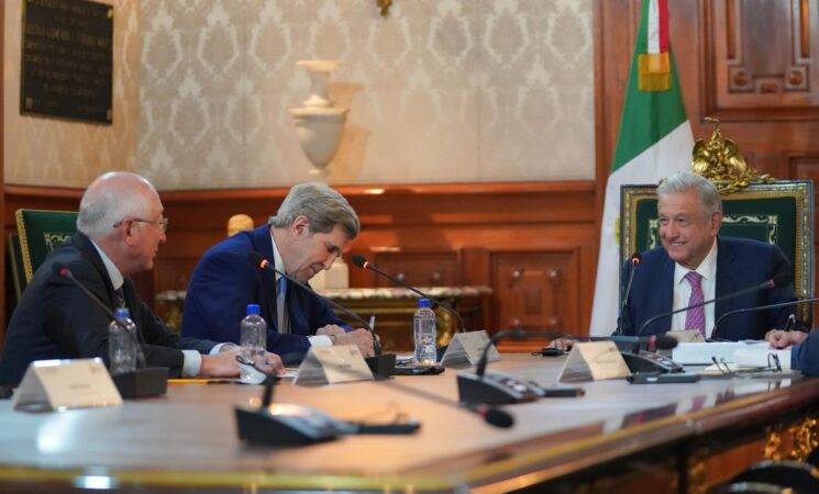 Presidente dialoga con enviado presidencial especial de Estados Unidos para el Clima, John Kerry