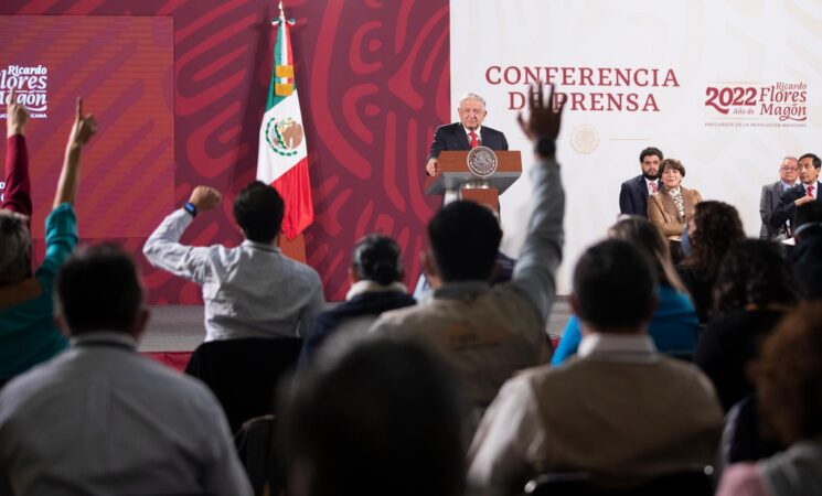 Gobierno de México dignifica labor de maestras y maestros con aumento salarial