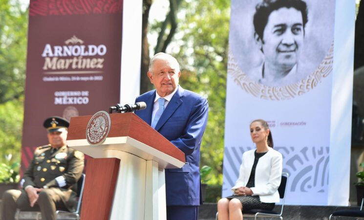 Presidente rinde homenaje a Arnoldo Martínez Verdugo