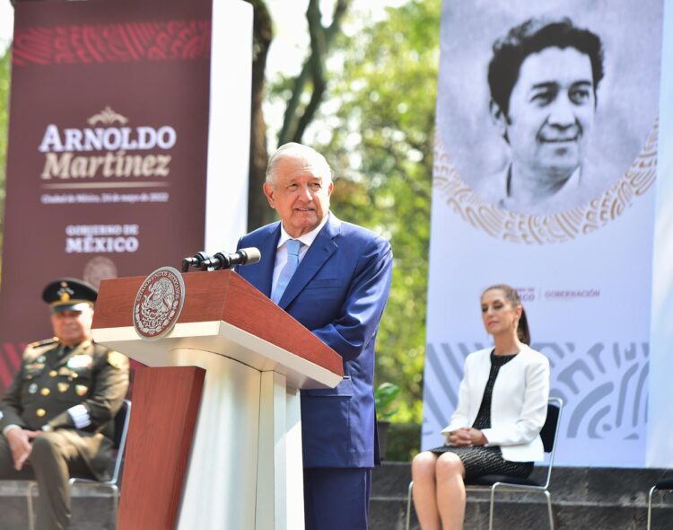 Presidente rinde homenaje a Arnoldo Martínez Verdugo