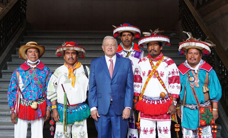 Presidente recibe en Palacio Nacional a autoridades wixárikas; federación ayuda a solucionar conflictos agrarios