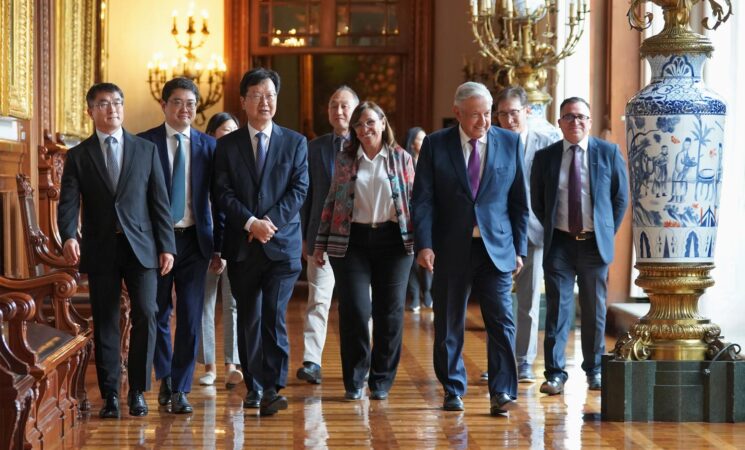 Presidente recibe en Palacio Nacional a comitiva de Samsung; han cumplido compromisos en refinería Olmeca, destaca