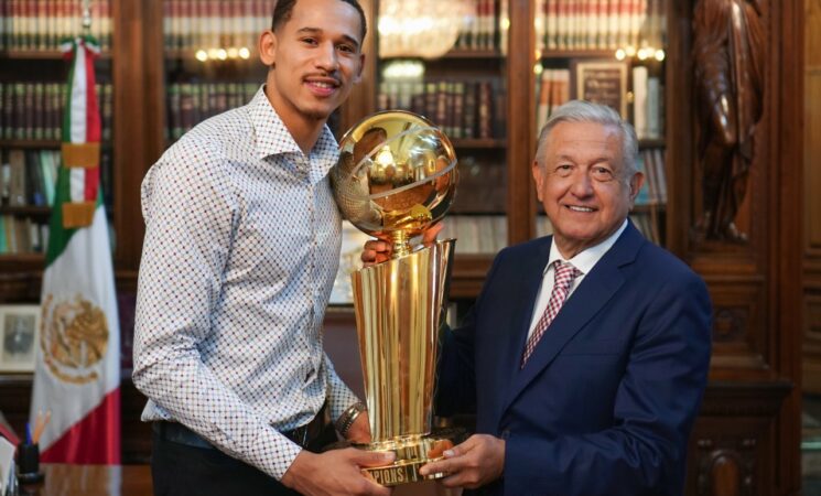 Presidente recibe en Palacio Nacional al basquetbolista Juan Toscano Anderson, campeón de la NBA