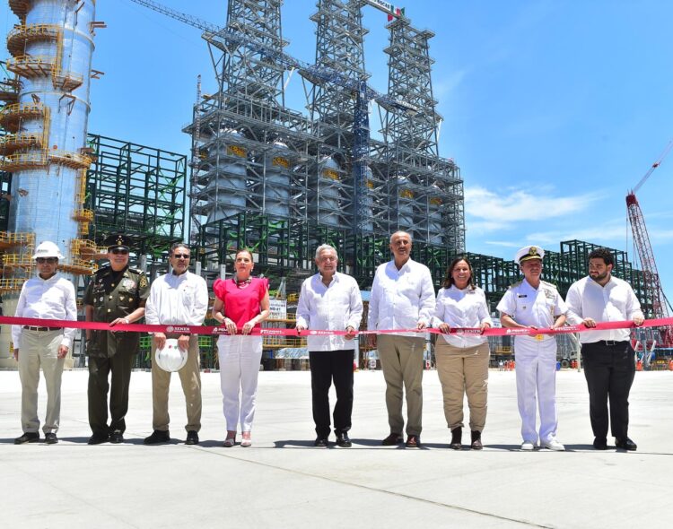 Presidente inaugura primera etapa de la refinería Olmeca en Dos Bocas