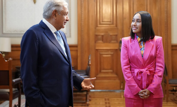 Presidente recibe en Palacio Nacional a la astronauta mexicana Katya Echazarreta