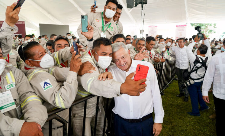 Instalación de 2 mil 800 antenas en todo el país acercará servicio de internet en todo el país: presidente