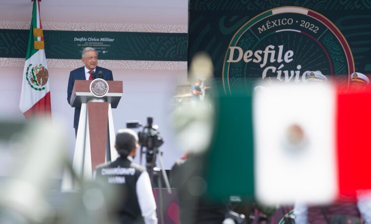 Presidente propone tregua por la paz en desfile del 212 Aniversario de la Independencia