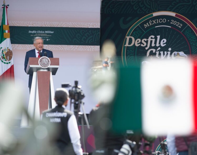 Presidente propone tregua por la paz en desfile del 212 Aniversario de la Independencia