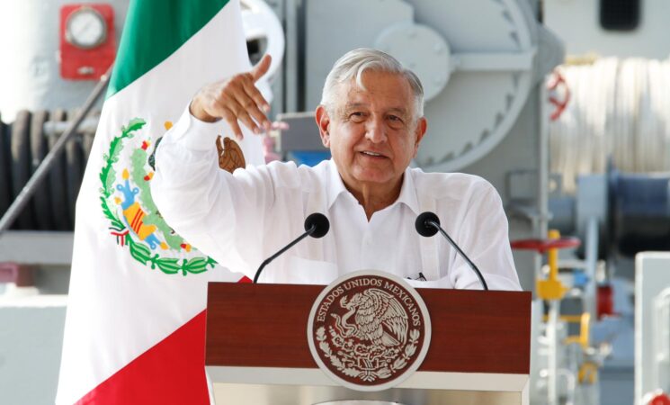 Presidente conmemora Día de la Armada en Colima; Fuerzas Armadas son instituciones sólidas que respaldan al país, afirma