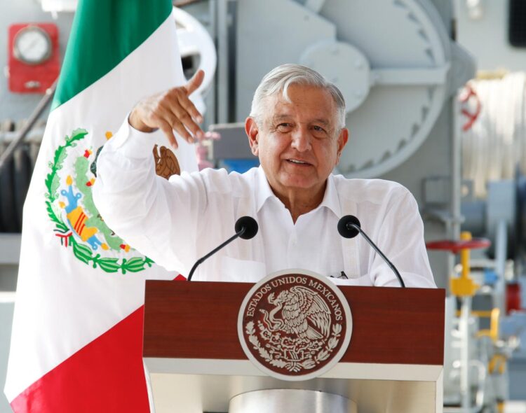 Presidente conmemora Día de la Armada en Colima; Fuerzas Armadas son instituciones sólidas que respaldan al país, afirma