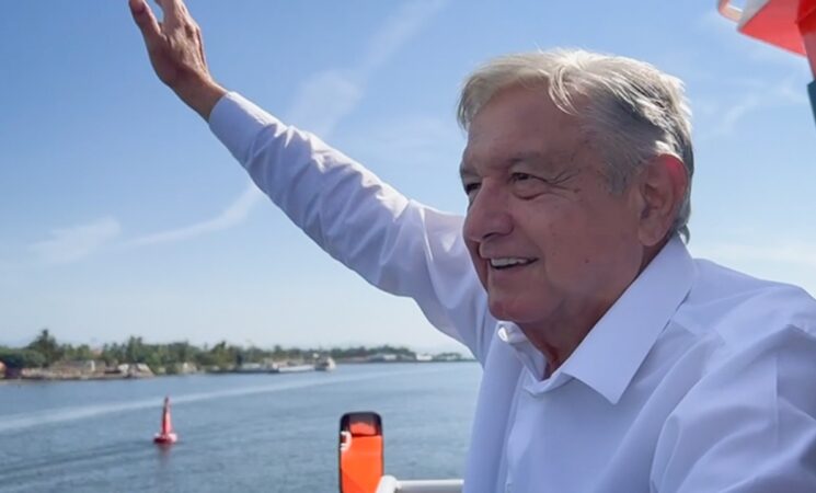 Presidente muestra ferri para visitar Centro Turístico Islas Marías