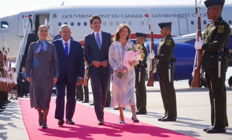 Presidente da la bienvenida al primer ministro de Canadá, Justin Trudeau, en el Aeropuerto Felipe Ángeles