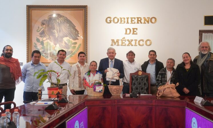 Presidente recibe en Palacio Nacional a integrantes de la cooperativa Tosepan, de Puebla