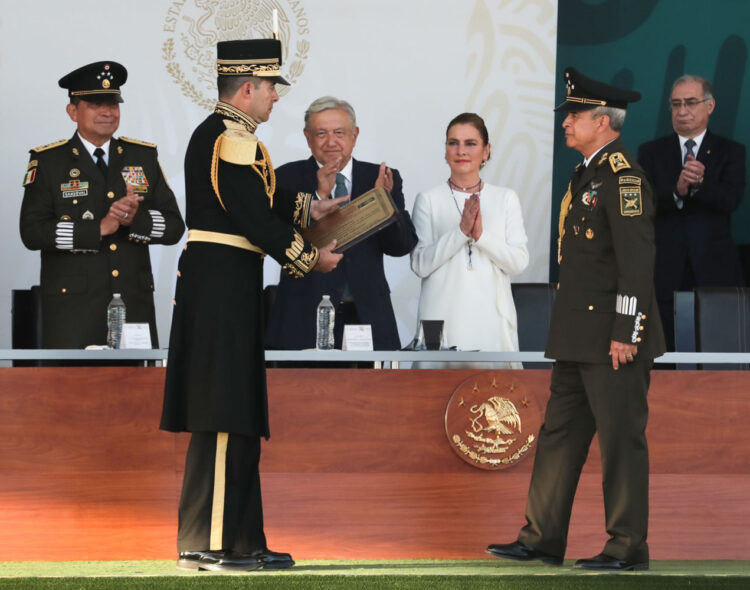 Presidente destaca labor del Ejército Mexicano en construcción de paz y bienestar del pueblo; conmemora 110 aniversario