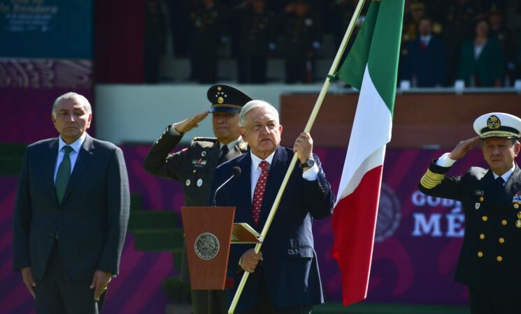 Mexicanos se reconocen en Bandera Nacional aun en las diferencias, afirma presidente