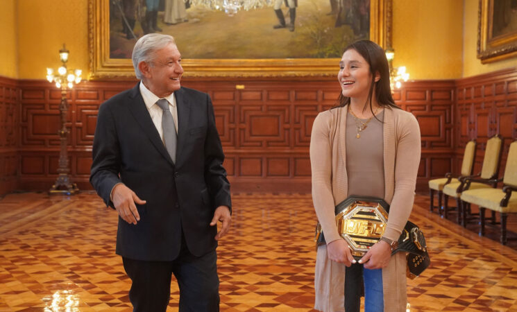 Presidente se reúne con campeona mexicana de artes marciales mixtas, Alexa Grasso