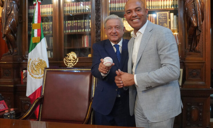 Presidente recibe en Palacio Nacional a Mariano Rivera, leyenda del béisbol