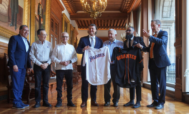 Presidente se reúne en Palacio Nacional con leyendas del béisbol y representantes de Grandes Ligas