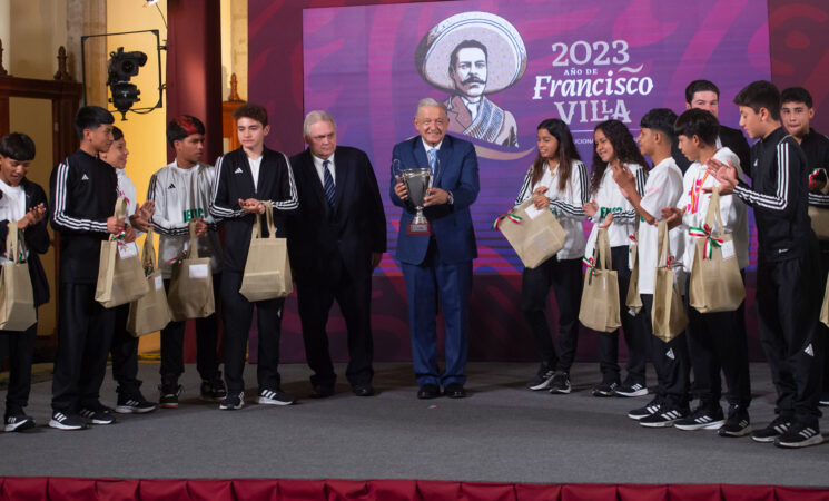 Presidente celebra a niñas y niños mexicanos campeones en torneo de fútbol en España