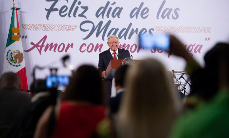 Presidente felicita a madres de México en su día; dedica concierto en conferencia de prensa