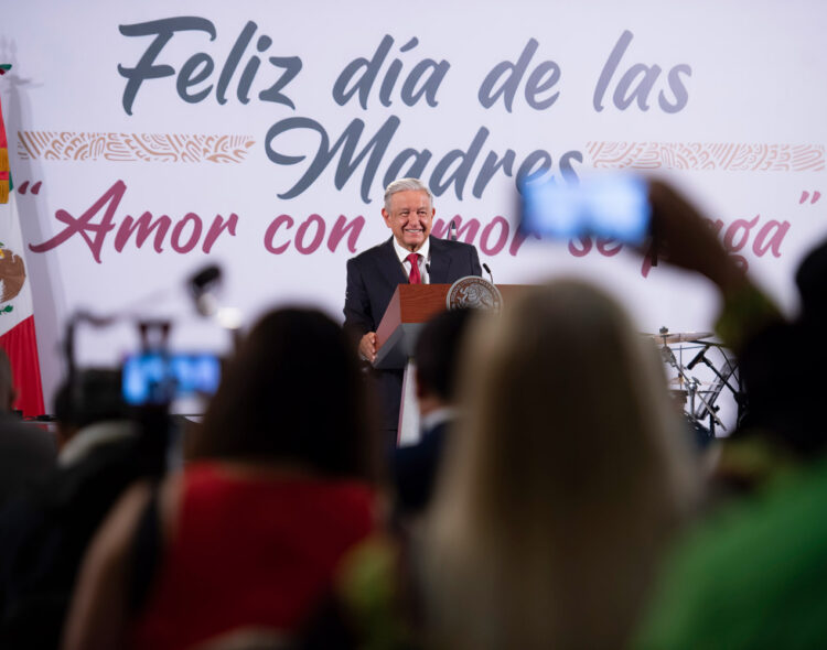 Presidente felicita a madres de México en su día; dedica concierto en conferencia de prensa