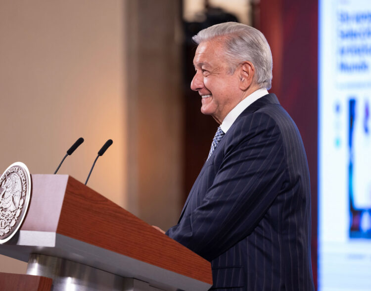 Palabras de presidente Andrés Manuel López Obrador en el Día de la Maestra y el Maestro, desde Palacio Nacional