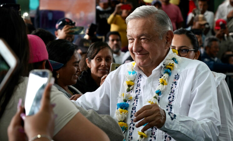 Presidente llama a replicar en la sociedad humanismo y unidad de las comunidades indígenas; inaugura camino artesanal en Oaxaca