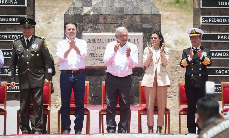 Presidente recuerda a Francisco Villa en su aniversario luctuoso; entrega revólver del revolucionario para exhibirlo en museo de Chihuahua