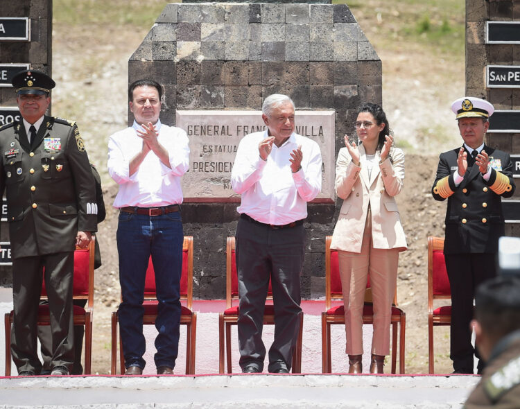 Presidente recuerda a Francisco Villa en su aniversario luctuoso; entrega revólver del revolucionario para exhibirlo en museo de Chihuahua