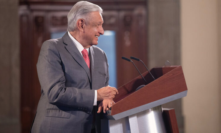 Especialistas y profesionales de la educación elaboraron libros de texto con visión científica y humanística: presidente