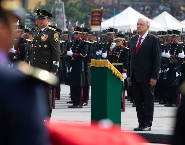 Desfile Cívico Militar conmemora bicentenario del Heroico Colegio Militar y 213 Aniversario del Grito de Independencia de México