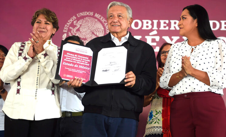 Presidente firma convenio de pensión universal para personas con discapacidad en Estado de México