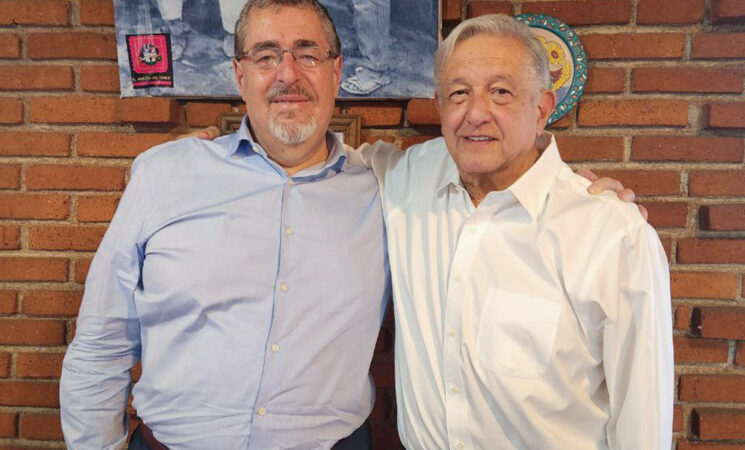 Presidente saluda a Bernardo Arévalo, presidente electo de Guatemala, en Texcoco