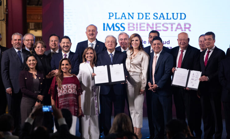 Presidente y 23 gobernadores firman acuerdo histórico para federalizar sistema de salud